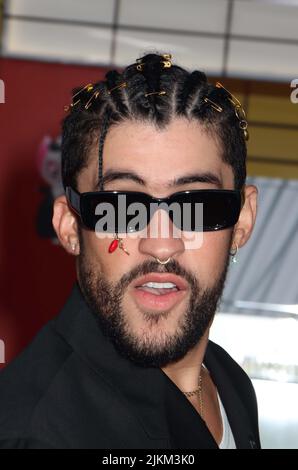 Benito Antonio Martínez Ocasio Bad Bunny 08/01/2022 première de train à grande vitesse à Los Angeles au Regency Village Theatre et au Regency Bruin Theatre à Los Angeles, CA photo par Izumi Hasegawa / HollywoodNewsWire.net Banque D'Images