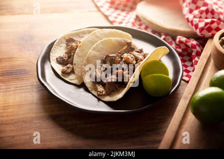 Tacos de Bistec. Viande grillée maison dans une tortilla au maïs. Cuisine de rue du Mexique, traditionnellement accompagnée de coriandre, d'oignon et de sauce épicée ou Banque D'Images