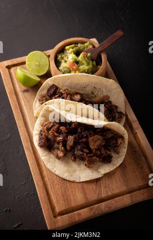 Tacos de Bistec. Viande grillée maison dans une tortilla au maïs. Cuisine de rue du Mexique, traditionnellement accompagnée de coriandre, d'oignon et de sauce épicée ou Banque D'Images