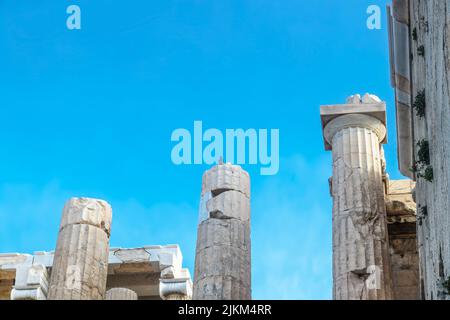 Gros plan des piliers reconstruits sur l'Acropole d'Athènes Grèce avec des pièces anciennes et nouvelles s'adapte ensemble - oiseau perché sur le dessus du pilier - place pour copie Banque D'Images