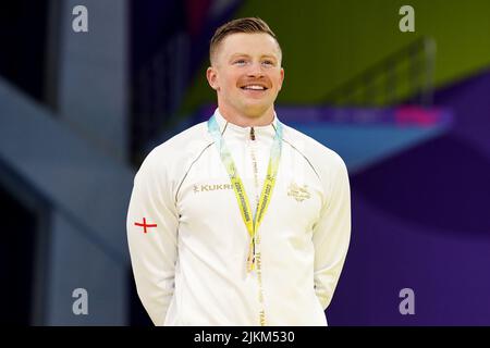 Adam Peaty en Angleterre avec sa médaille d'or après la finale masculine de course de BreastStroke en 50m au Sandwell Aquatics Centre le cinquième jour des Jeux du Commonwealth de 2022 à Birmingham. Date de la photo: Mardi 2 août 2022. Banque D'Images