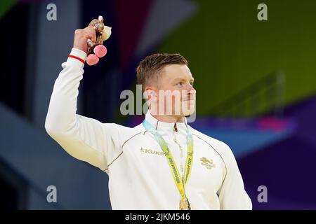 Adam Peaty, de l’Angleterre, réagit avec sa médaille d’or après la finale masculine de la course de BreastStroke en 50m au Sandwell Aquatics Center le cinquième jour des Jeux du Commonwealth de 2022 à Birmingham. Date de la photo: Mardi 2 août 2022. Banque D'Images