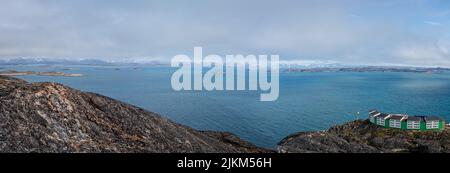 Vue panoramique sur les montagnes depuis le sommet de la montagne à Maniitsoq, Groenland, de l'autre côté de la mer, le 15 juillet 2022 Banque D'Images