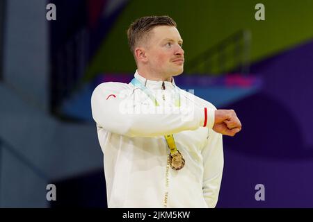 Adam Peaty, de l’Angleterre, réagit avec sa médaille d’or après la finale masculine de la course de BreastStroke en 50m au Sandwell Aquatics Center le cinquième jour des Jeux du Commonwealth de 2022 à Birmingham. Date de la photo: Mardi 2 août 2022. Banque D'Images