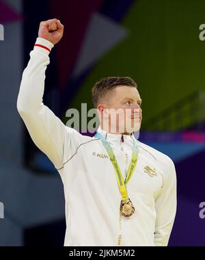 Adam Peaty, de l’Angleterre, réagit avec sa médaille d’or après la finale masculine de la course de BreastStroke en 50m au Sandwell Aquatics Center le cinquième jour des Jeux du Commonwealth de 2022 à Birmingham. Date de la photo: Mardi 2 août 2022. Banque D'Images