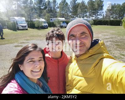 Famille appréciant le camping avec camping-car et camping-cars Banque D'Images