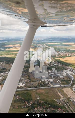 Lippendorf, Saxe, Allemagne, 10 juillet 2022 Brown centrale à charbon vue depuis un petit avion Banque D'Images