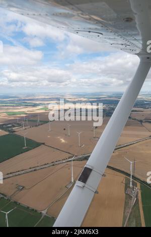 Naumburg, Saxe Anhalt, Allemagne, 11 juillet 2022 centrales éoliennes sur un pré vu d'un petit avion Banque D'Images