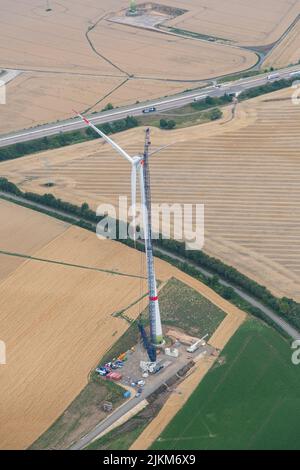 Naumburg, Saxe Anhalt, Allemagne, 11 juillet 2022 centrales éoliennes sur un pré vu d'un petit avion Banque D'Images