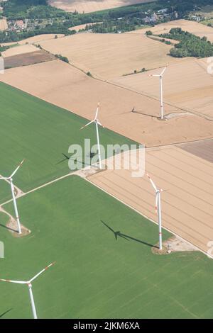 Naumburg, Saxe Anhalt, Allemagne, 11 juillet 2022 centrales éoliennes sur un pré vu d'un petit avion Banque D'Images