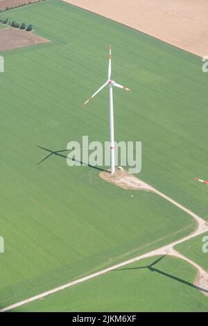 Naumburg, Saxe Anhalt, Allemagne, 11 juillet 2022 centrales éoliennes sur un pré vu d'un petit avion Banque D'Images