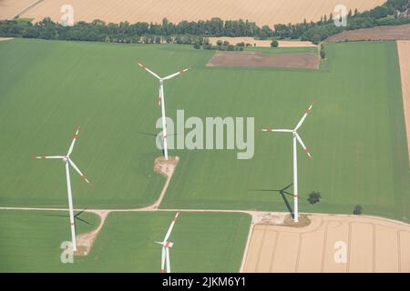 Naumburg, Saxe Anhalt, Allemagne, 11 juillet 2022 centrales éoliennes sur un pré vu d'un petit avion Banque D'Images