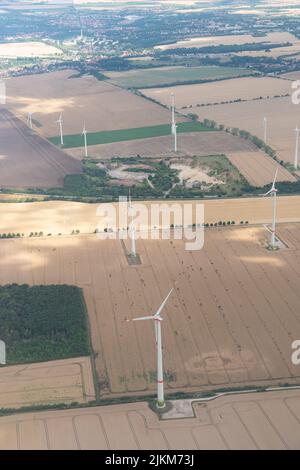 Naumburg, Saxe Anhalt, Allemagne, 11 juillet 2022 centrales éoliennes sur un pré vu d'un petit avion Banque D'Images