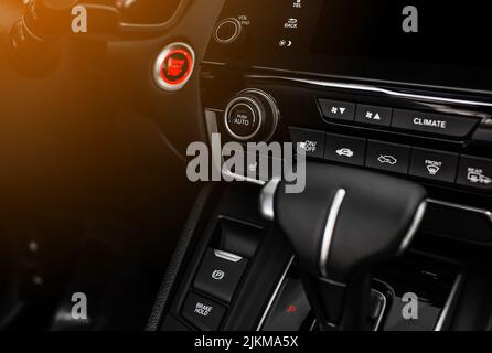 Panneau de commande voiture climatiseur console de tableau de bord technologie dans une voiture moderne. Détails colorés avec le bouton de climatisation à l'intérieur d'une voiture. interi. Voiture Banque D'Images