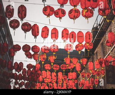 Un petit angle de lanternes chinoises rouges par temps nuageux Banque D'Images