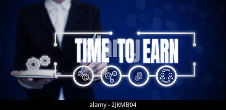 Affiche textuelle indiquant le temps à gagner. Vitrine d'affaires après un effort élevé et beaucoup de travail, vous pouvez voir la dame de revenus en costume tenant le stylo symbolisant Banque D'Images