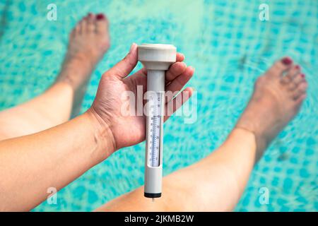 température de l'eau dans une piscine avec feets en été Banque D'Images