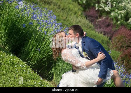 Une belle vue de jeunes mariés amoureux s'embrassant dans le parc Banque D'Images