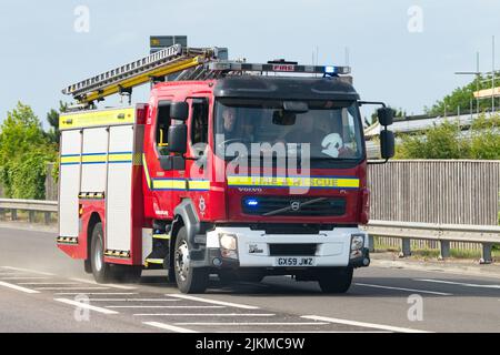 Incendie moteur avec feux clignotants bleus répondant à une urgence à Brighton, Angleterre, Royaume-Uni Banque D'Images