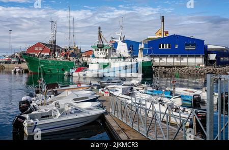 Bateaux de pêche et hors-bord dans le port coloré de Sisimiut, au Groenland, le 16 juillet 2022 Banque D'Images
