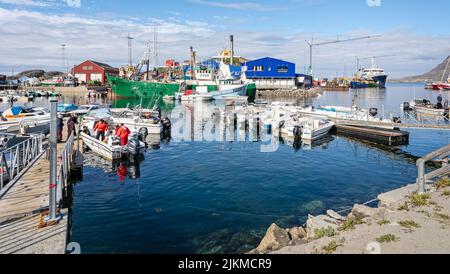 Bateaux de pêche et hors-bord dans le port coloré de Sisimiut, au Groenland, le 16 juillet 2022 Banque D'Images
