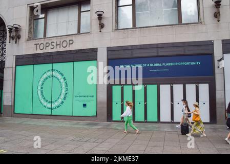 Londres, Royaume-Uni. 02nd août 2022. Les piétons passent par l'ancien Topshop, l'un des nombreux magasins qui ont fermé sur Oxford Street. De nombreux magasins ont été contraints de fermer dans la rue commerçante principale et la plus populaire de Londres, alors que la pandémie du coronavirus et l'augmentation des achats en ligne ont eu des répercussions sur les magasins physiques. (Photo de Vuk Valcic/SOPA Images/Sipa USA) crédit: SIPA USA/Alay Live News Banque D'Images