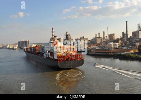 Un gros navire marchand contenant dans les eaux côtières de Savannah USA. Un navire marchand se déplace dans la journée Banque D'Images