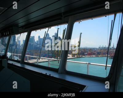 Vue sur le port industriel depuis le pont du capitaine du navire à travers les hublots. Au terminal du conteneur depuis le plateau de contrôle du SH Banque D'Images