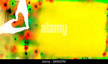 La silhouette blanche des mains est pliée en forme de coeur sur fond de lumières multicolores non focalisées et fond jaune, espace de copie. Concept d'amour et de vacances Banque D'Images