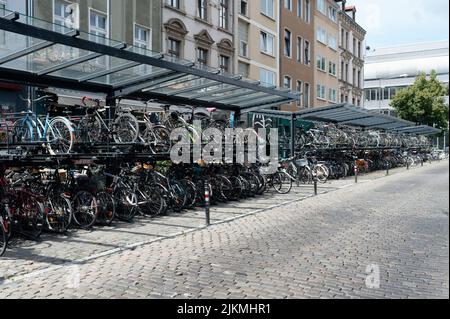 Cologne, Allemagne, 02 août 2022 : parking pour vélos à deux étages à la gare sud de cologne Banque D'Images