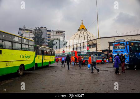 Nairobi, Kenya. 2nd août 2022. Les piétons marchent le long des rues animées du quartier central des affaires de Nairobi au Kenya. La plupart des écoles kenyanes étaient fermées à 2 août 2022 pour un court séjour de mi-mandat suite à une commande du professeur George Magoha du secrétaire du Cabinet de l'éducation (CS) de créer suffisamment de temps pour préparer les élections générales de 9 août 2022 au Kenya. (Credit image: © Donwilson Odhiambo/ZUMA Press Wire) Banque D'Images