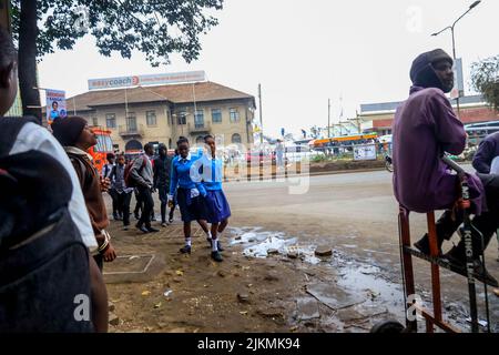 Nairobi, Kenya. 2nd août 2022. Des piétons et des étudiants marchent le long des rues animées du quartier central des affaires de Nairobi alors que des milliers d'étudiants se dirigent pour une courte pause, suivant les directives du secrétaire du Cabinet de l'éducation (CS) George Magoha de fermer les écoles et de préparer la voie pour les élections générales de 2022 au Kenya. La plupart des écoles kenyanes étaient fermées à 2 août 2022 pour un court séjour de mi-mandat suite à une commande du professeur George Magoha du secrétaire du Cabinet de l'éducation (CS) de créer suffisamment de temps pour préparer les élections générales de 9 août 2022 au Kenya. (Image de crédit : © Donw Banque D'Images