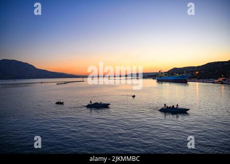 21 juillet 2022 - Grèce - équipages d'embarcations de combat spéciales de la marine américaine avec équipe de bateaux spéciale DOUZE, groupe de guerre spéciale de la marine américaine QUATRE exploitent un assaut d'embarcations de combat tout en transportant des marins suédois avec 4th Marine Regiment, Corps amphibie suédois pendant l'exercice TYR 22 au Centre d'instruction opérationnelle d'interdiction maritime de l'OTAN (NNIOTI) dans la baie de Souda, Grèce, 21 juillet 2022. TYR 22 est un exercice d'opérations d'interdiction maritime tenu au NSIOTI, qui réunit des Marines suédoises, des Marines américaines et des hommes de combat spéciaux de la Marine américaine pour améliorer les opérations opérationnelles des États-Unis et des partenaires de l'OTAN Banque D'Images