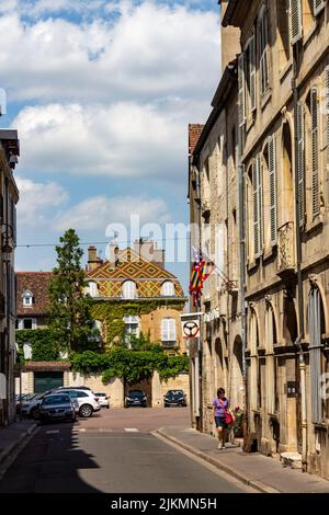 Une belle photo des rues et des bâtiments historiques dans un ciel bleu nuageux par une journée ensoleillée dans le centre de Dijon, en France Banque D'Images