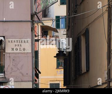 Gênes est l'une des villes les plus intéressantes, les plus belles et les plus belles d'Europe, coincée entre les montagnes liguriennes et la mer bleue céleste. Banque D'Images