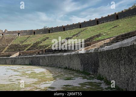 Intérieur en structure elliptique d'amphithéâtre, capacité de 20000 personnes, Roman Anfiteatro di Pompéi, Pompéi, site classé au patrimoine mondial de l'UNESCO, Campanie, Italie, Europe Banque D'Images