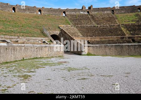 Intérieur en structure elliptique d'amphithéâtre, capacité de 20000 personnes, Roman Anfiteatro di Pompéi, Pompéi, site classé au patrimoine mondial de l'UNESCO, Campanie, Italie, Europe Banque D'Images