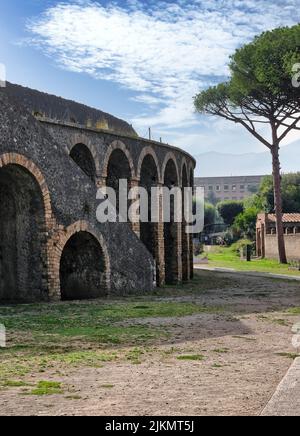 Intérieur en structure elliptique d'amphithéâtre, capacité de 20000 personnes, Roman Anfiteatro di Pompéi, Pompéi, site classé au patrimoine mondial de l'UNESCO, Campanie, Italie, Europe Banque D'Images