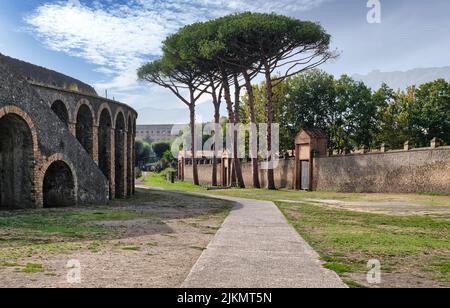 Intérieur en structure elliptique d'amphithéâtre, capacité de 20000 personnes, Roman Anfiteatro di Pompéi, Pompéi, site classé au patrimoine mondial de l'UNESCO, Campanie, Italie, Europe Banque D'Images