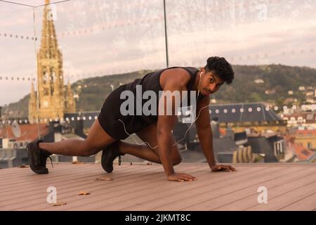 Jeune arabe faisant du sport dans la ville, s'étirant Banque D'Images