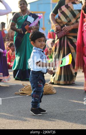 chennai, Tamilnadu / Inde - 01 janvier 2020 : petit garçon indien mignon tenant et courant avec drapeau indien. Petit garçon indien mignon célébrant avec ind Banque D'Images