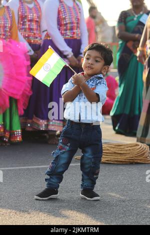 chennai, Tamilnadu / Inde - 01 janvier 2020 : petit garçon indien mignon tenant et courant avec drapeau indien. Petit garçon indien mignon célébrant avec ind Banque D'Images