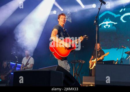 CORUNA, ESPAGNE - 1 AOÛT 2022 : James Blunt, se produit en concert sur la place Maria Pita, sur 1 août 2022, à A Coruna, Espagne. Banque D'Images