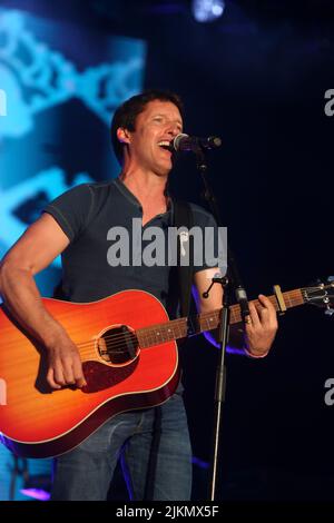 CORUNA, ESPAGNE - 1 AOÛT 2022 : James Blunt, se produit en concert sur la place Maria Pita, sur 1 août 2022, à A Coruna, Espagne. Banque D'Images