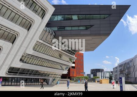 A modern library and study center building of the WU Vienna University of Economics and Business, Austria Stock Photo