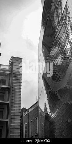 Photo verticale en niveaux de gris d'un bâtiment vitré de Londres Banque D'Images