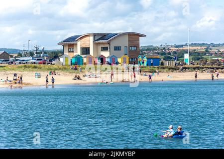 Cabanes de plage de la plage de Little Shore, Harbor Road, promenade, Northumberland, Angleterre, Royaume-Uni Banque D'Images