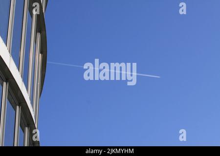 Un plan en contre-angle de l'avion s'oppose dans le ciel bleu par une journée ensoleillée Banque D'Images