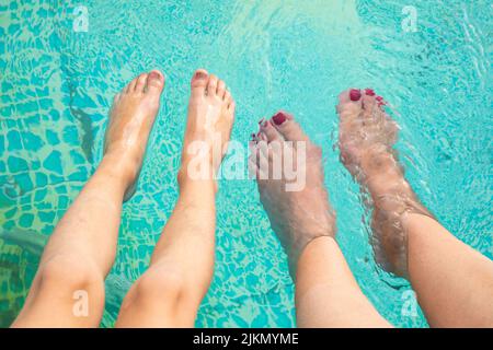 température de l'eau dans une piscine avec feets en été Banque D'Images