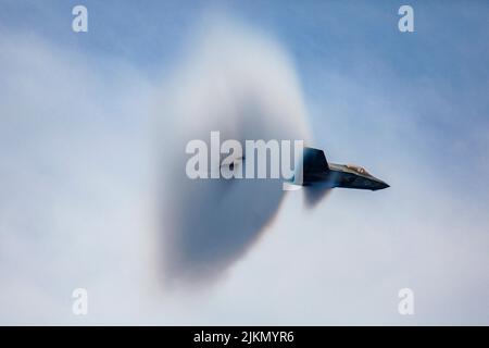 Océan Pacifique. 30th juillet 2022. Un F-35C Lightning II, affecté aux « Chevaliers noirs » de l'escadron d'attaque de chasseurs marins (VMFA) 314, survole le porte-avions de la classe Nimitz USS Abraham Lincoln (CVN 72). Abraham Lincoln Carrier Strike Group effectue actuellement des opérations de routine dans la flotte américaine 3rd. Credit: U.S. Navy/ZUMA Press Wire Service/ZUMAPRESS.com/Alamy Live News Banque D'Images